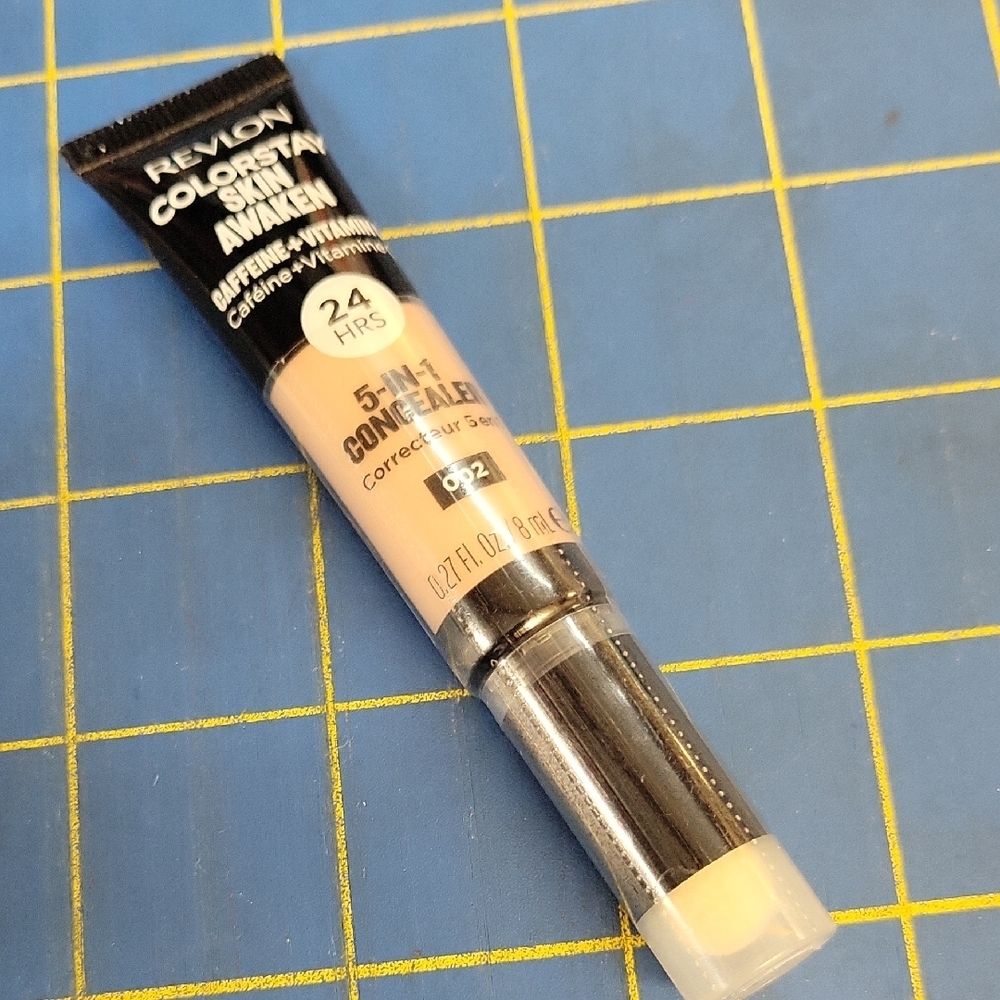 Revlon ColorStay Skin Awaken 5-in-1 Concealer 002 Universal Brightner New Sealed